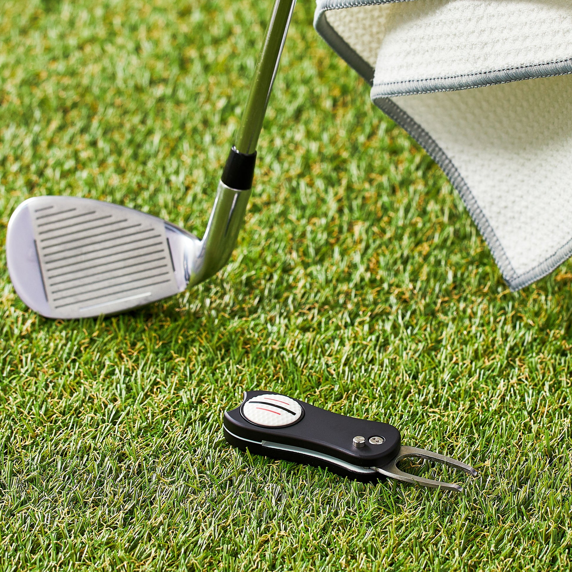 Spring-Assisted Golf Divot Tool with Magnetic Ball Marker – Foldable Golf Repair Tool for Men, Women & Teens